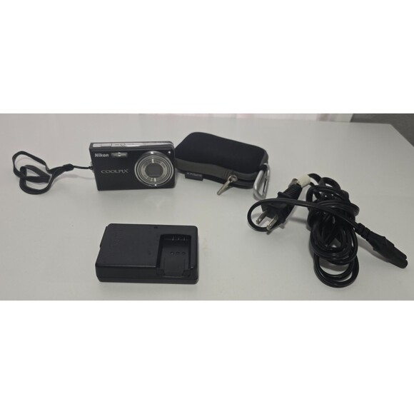 Nikon Coolpix S550 10 MP Grey Digital Camera W/ Charger and case TESTED works!